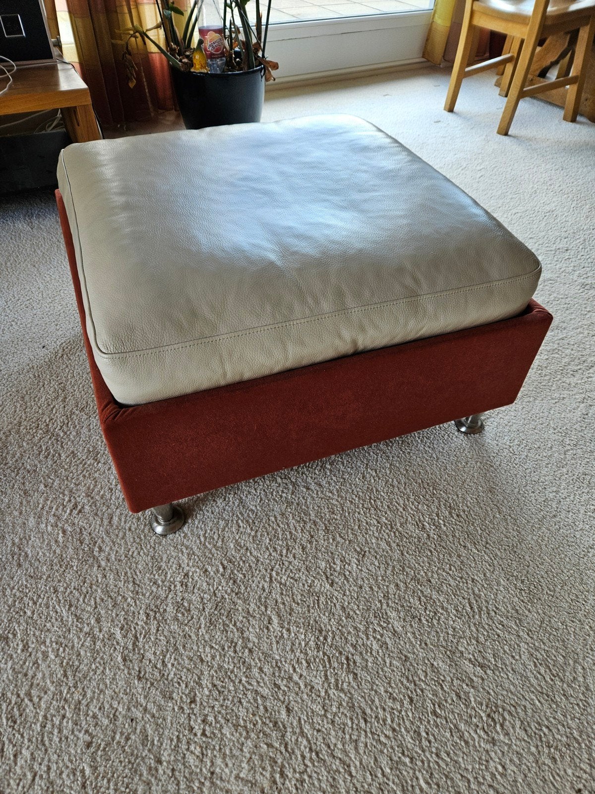 Wit lederen hocker met opbergruimte, Ophalen, Overige materialen, Gebruikt, 50 tot 100 cm