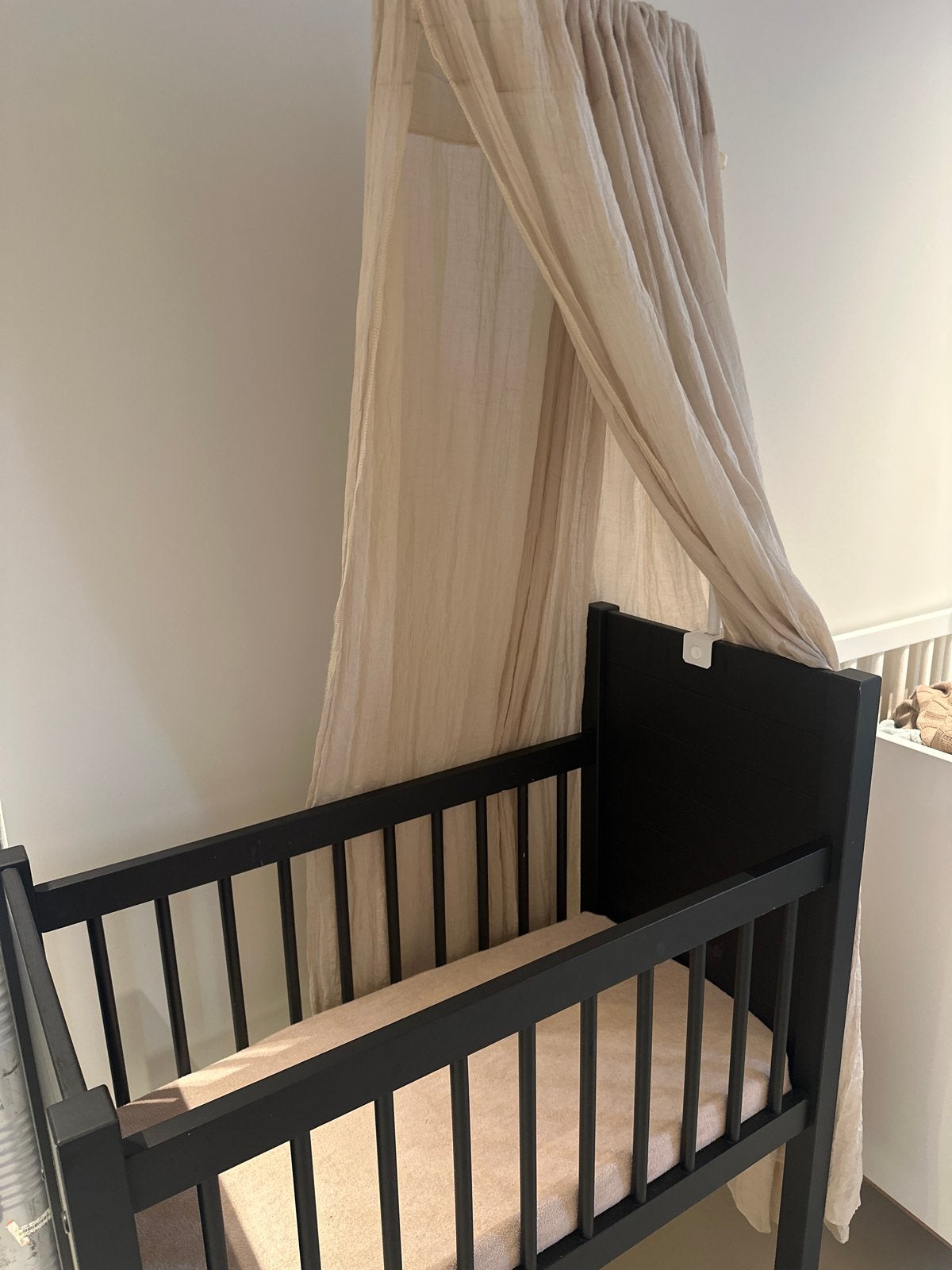 Zwart babybedje met hemeltje, Ophalen, Gebruikt, 70 tot 85 cm, 140 tot 160 cm