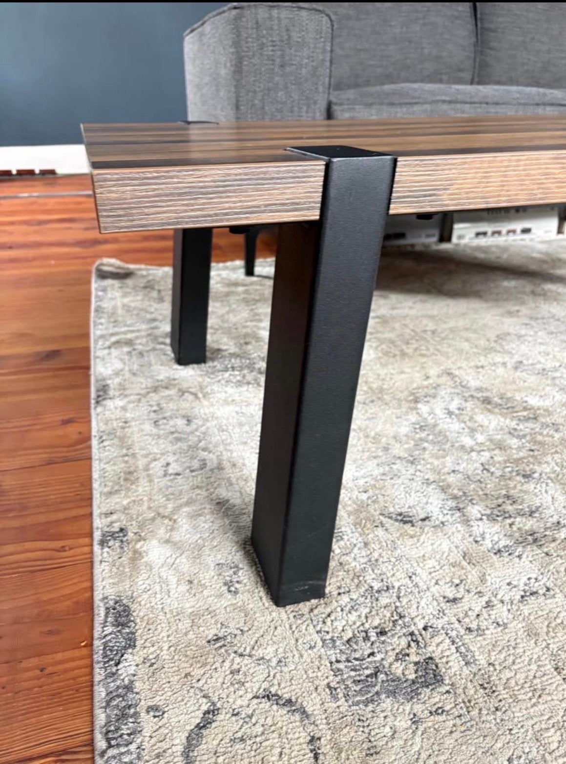 Robuuste salontafel van eikenhout en metaal, Huis en Inrichting, Ophalen, 100 tot 150 cm, Eikenhout, 50 tot 100 cm