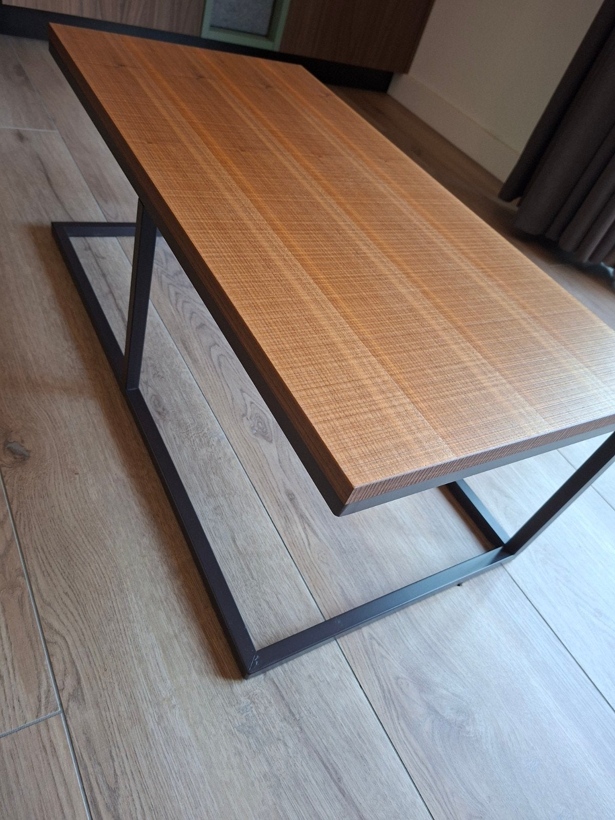 Salontafel met houten blad en metalen onderstel, Minder dan 50 cm, Gebruikt, 50 tot 100 cm, Modern industrieel