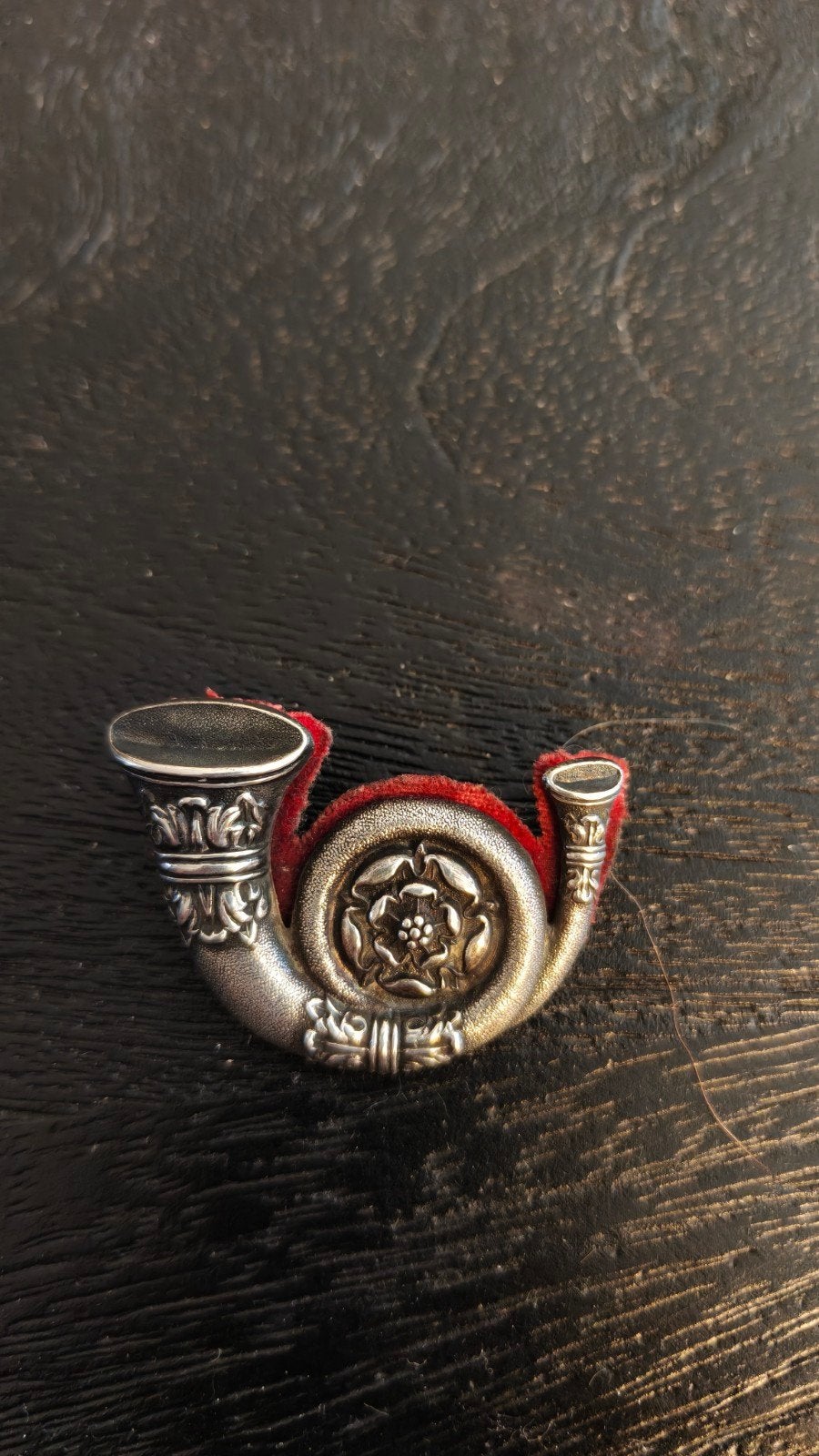 Originele WW1 WW2 Zilveren  KOYLI Officer's cap badge, Verzamelen, Ophalen of Verzenden, Landmacht, Engeland, Embleem of Badge