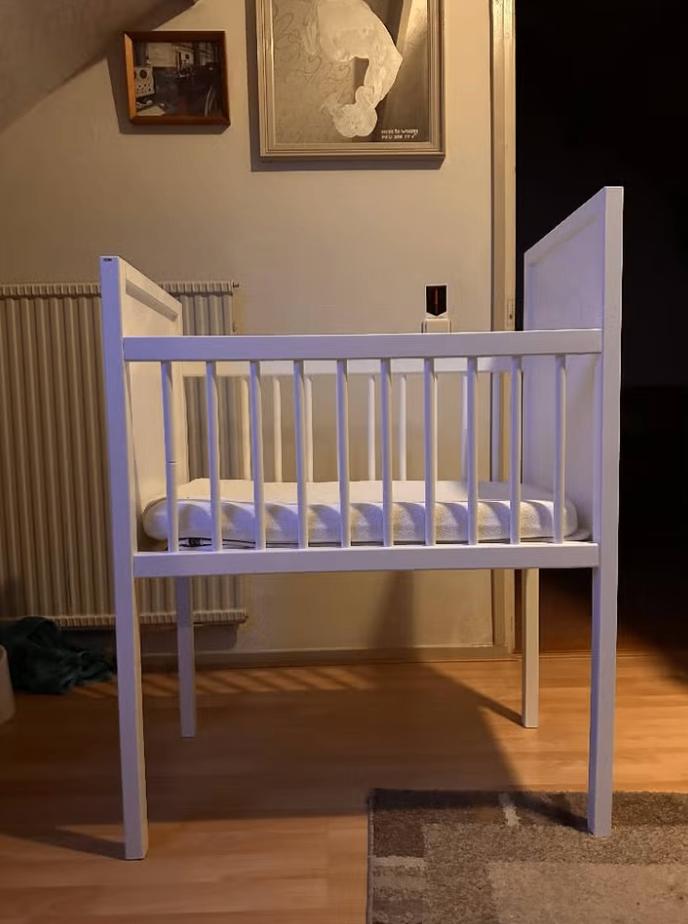 Wit houten baby bedje incl. matras, Kinderen en Baby's, Kinderkamer | Bedden, Ophalen, Zo goed als nieuw, Minder dan 140 cm, Matras