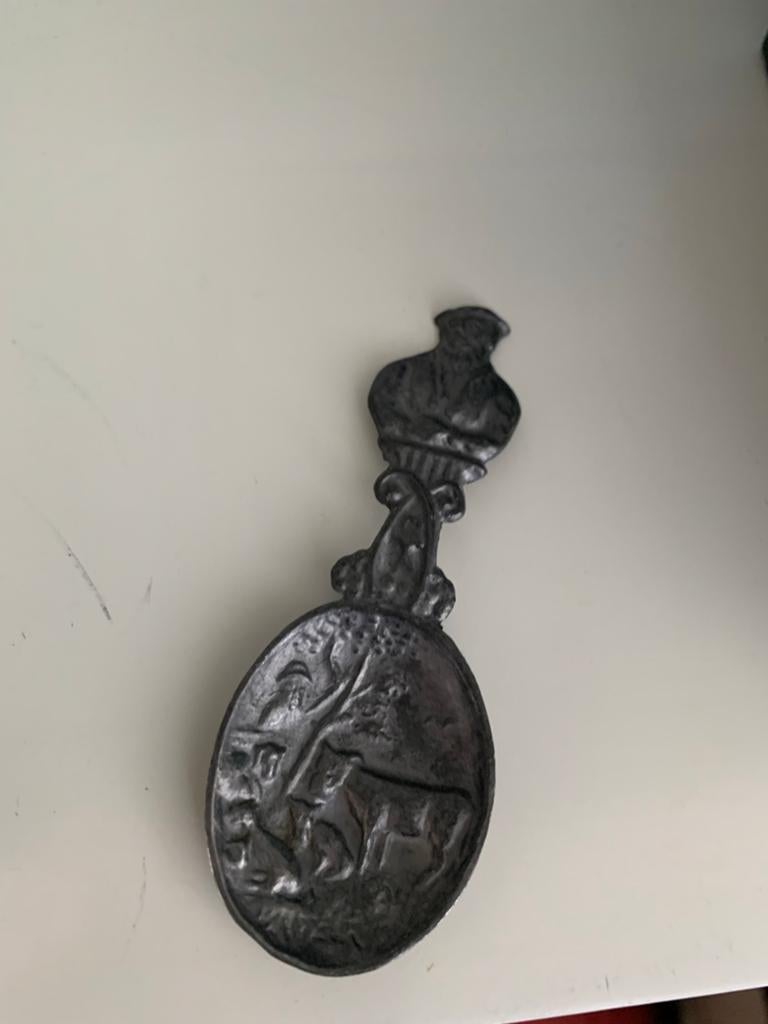 Antieke tinnen lepel met reliëfdecoratie, Ophalen of Verzenden