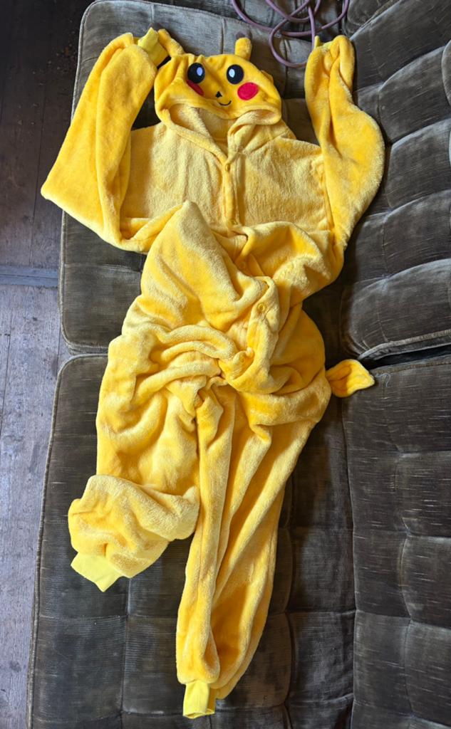 Pikachu onesie geschikt voor grote kinderean/ volwassenen, Kinderen en Baby's, Carnavalskleding en Verkleedspullen, Ophalen, Zo goed als nieuw