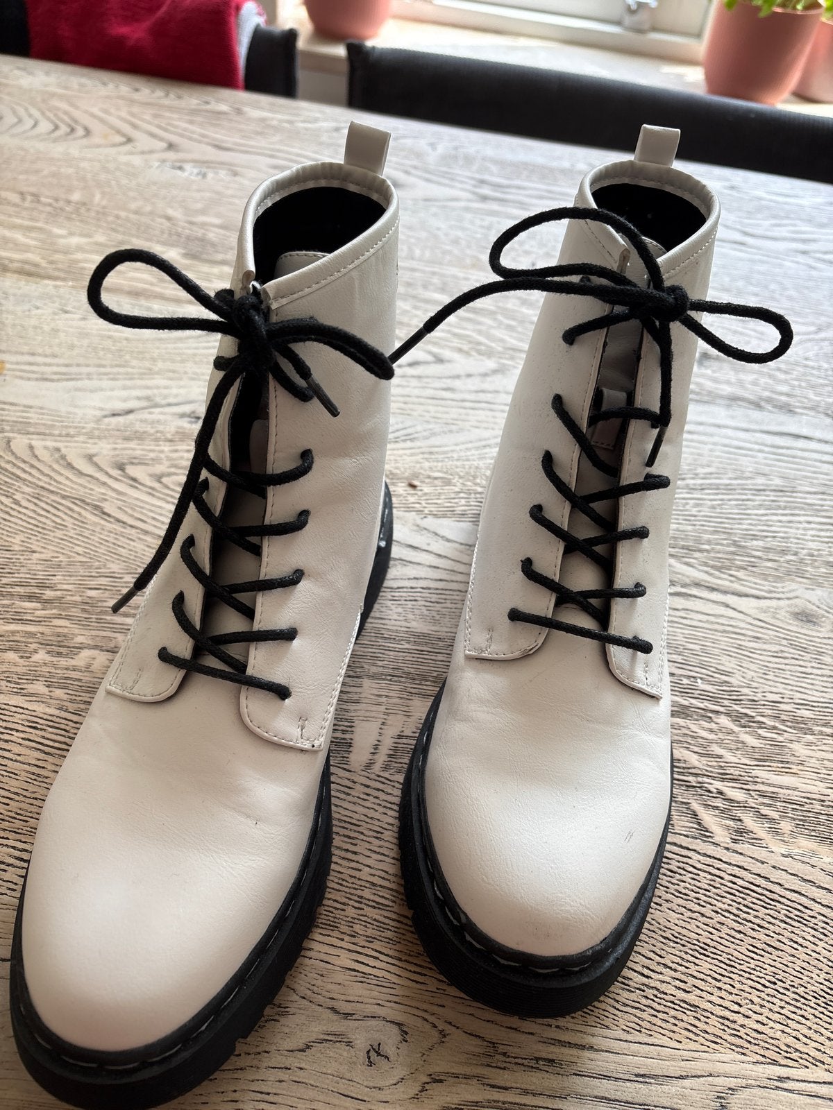 Claudia Ghizzani Schoenen Maat 38, Ophalen of Verzenden, Gedragen, Wit, Lage of Enkellaarzen