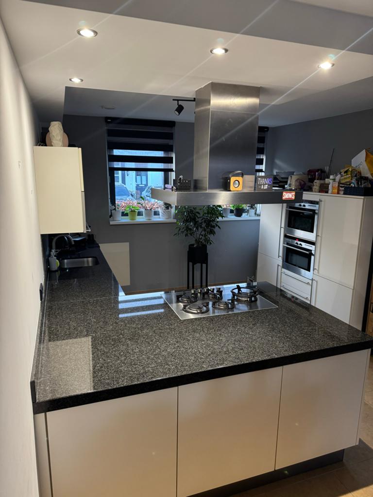 Moderne keuken met Siemens apparatuur en kook(schier)eiland, Ophalen, Gebruikt, Wit, Graniet of Steen