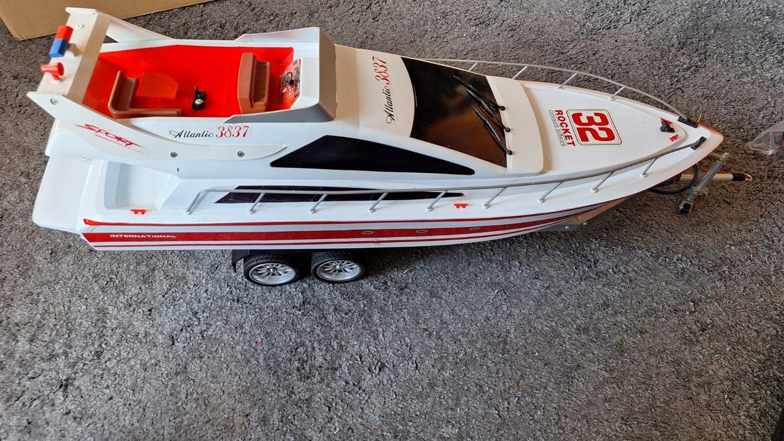 Heng Long RC-Yacht met zender, ontvanger en trailer, Ophalen, Zo goed als nieuw