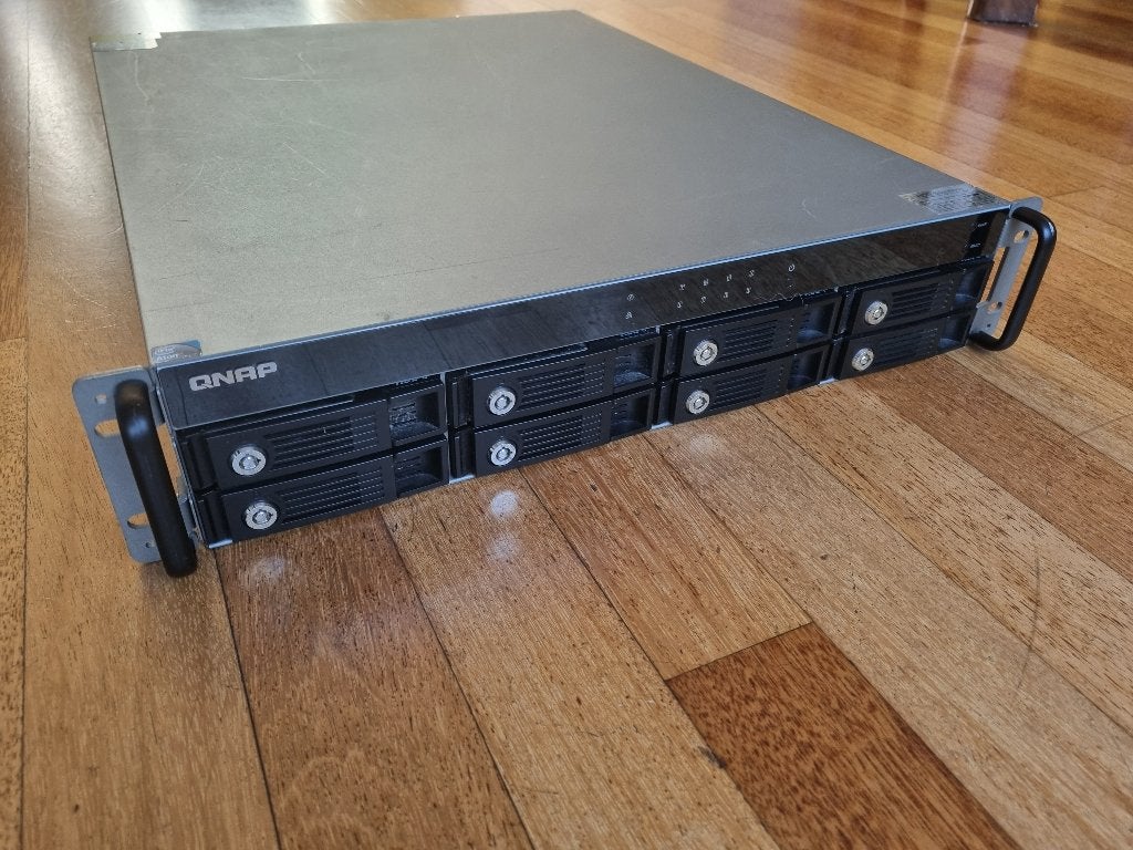 NAS van QNAP, TS-859U+, 19 inch mount, Computers en Software, NAS, Ophalen, Zo goed als nieuw