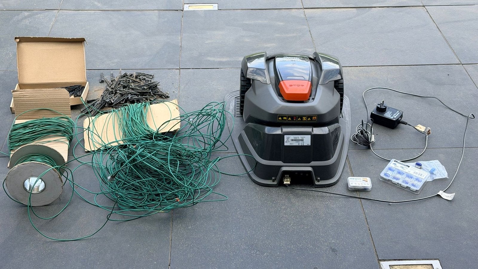 Husqvarna Automower 105 Robotmaaier met installatiekit, Tuin en Terras, Grasmaaiers, Ophalen, Cirkelmaaier, Gebruikt, Accu-grasmaaier