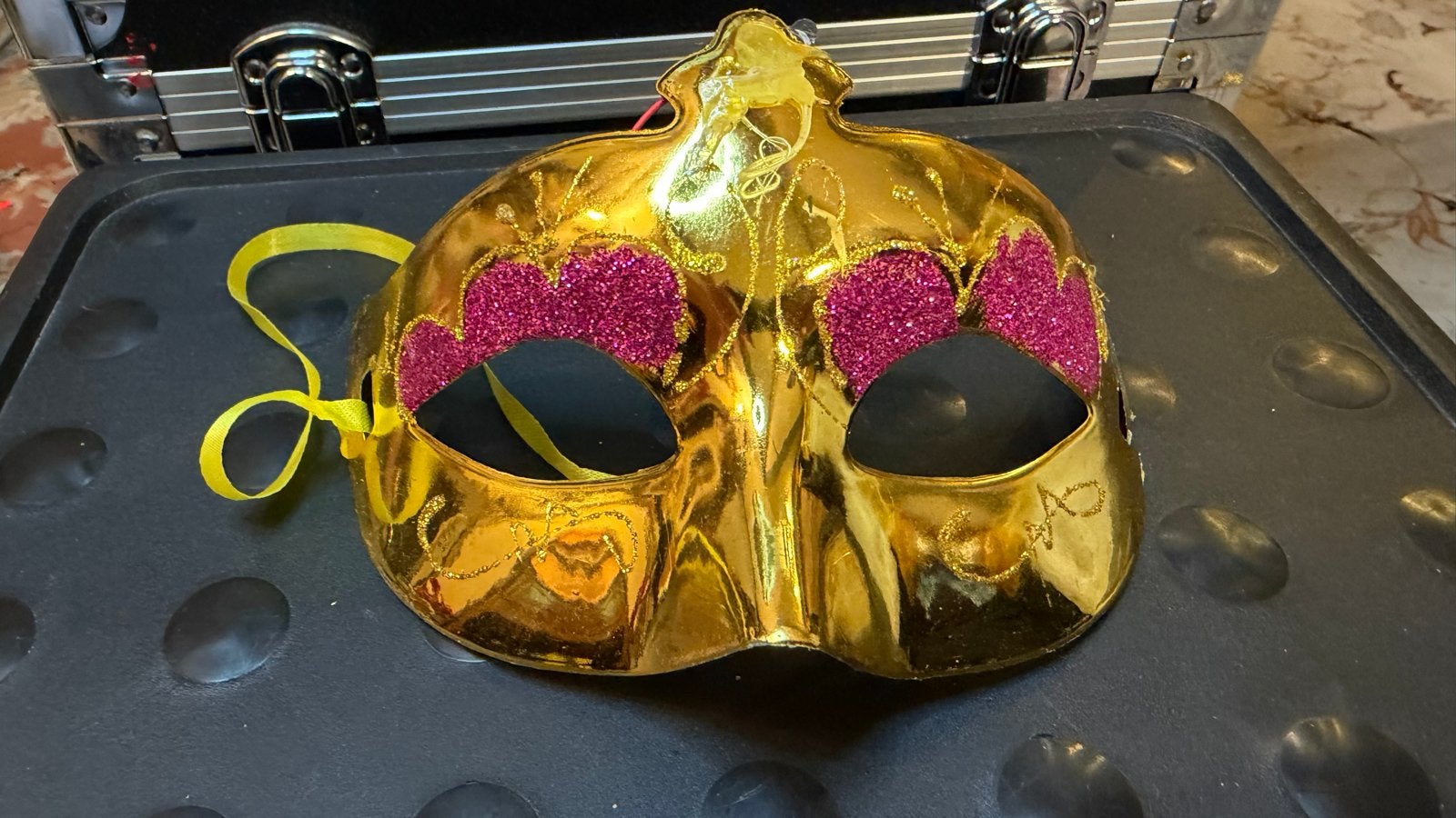 Gouden Masker met Glitter - Perfect voor Feestjes!, Ophalen of Verzenden, Nieuw, Feestartikel, Carnaval