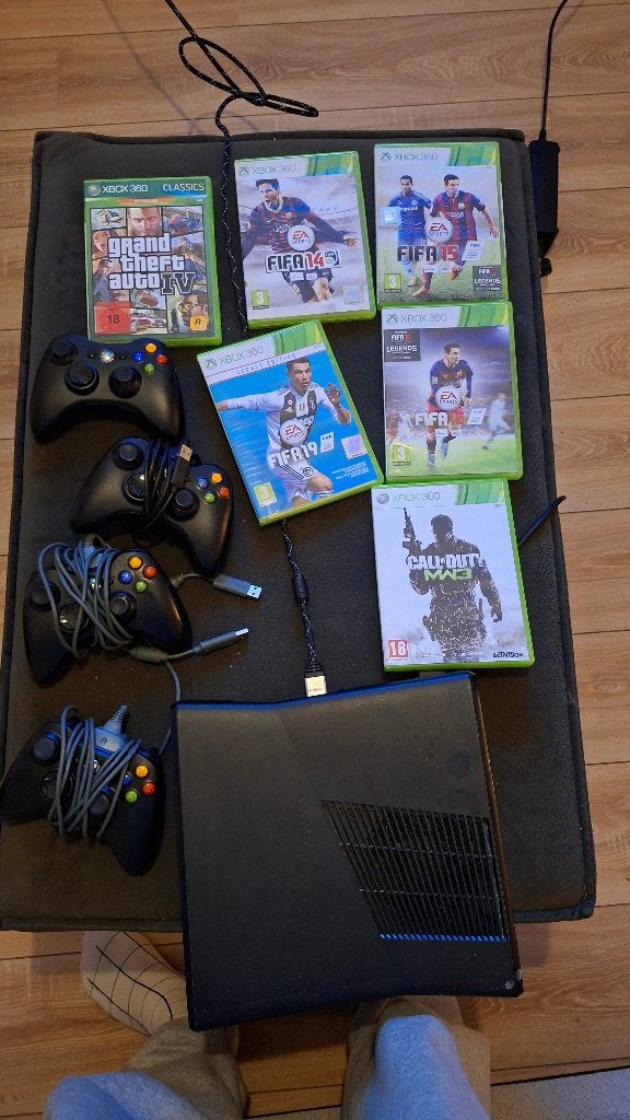 Xbox 360 + CALL OF DUTY 3, GTA IV en fifa 13, 14, 15 en 19, Spelcomputers en Games, Spelcomputers | Xbox 360, Ophalen of Verzenden
