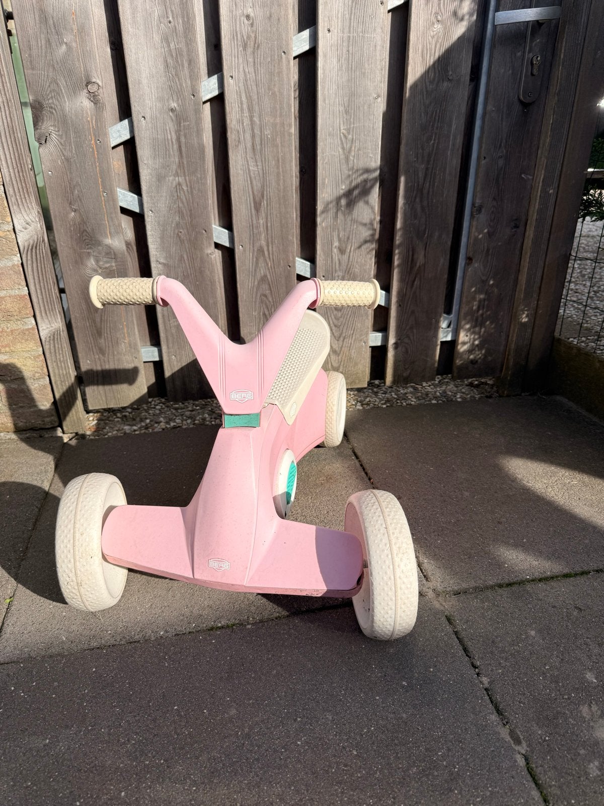 Leuke roze Berg loopfiets met inklapbare trappers, Ophalen of Verzenden, Gebruikt, Loopfiets