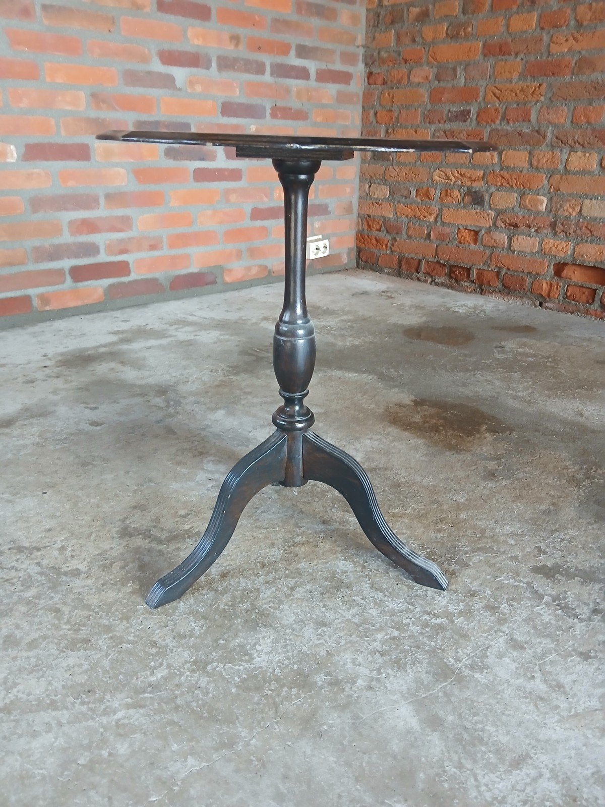 Antieke bijzettafel op driepoot, Ophalen