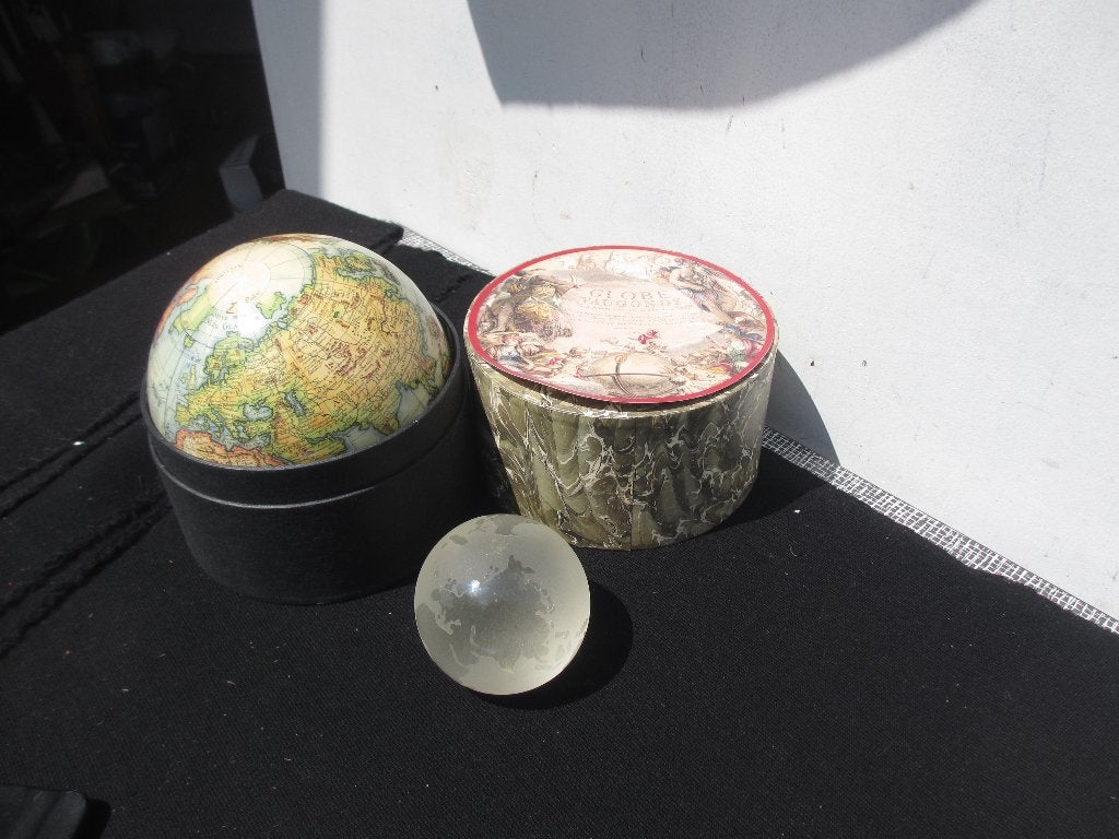 VIER x globe van glas en blik[2x] en Vaugondy 1735, Gebruikt, Draaibaar, Overige materialen, Antieke wereldbol