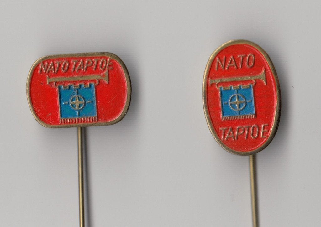 NATO NAVO Taptoe speldjes, Verzamelen, Niet vindbaar, Niet vindbaar, Nederland, Embleem of Badge