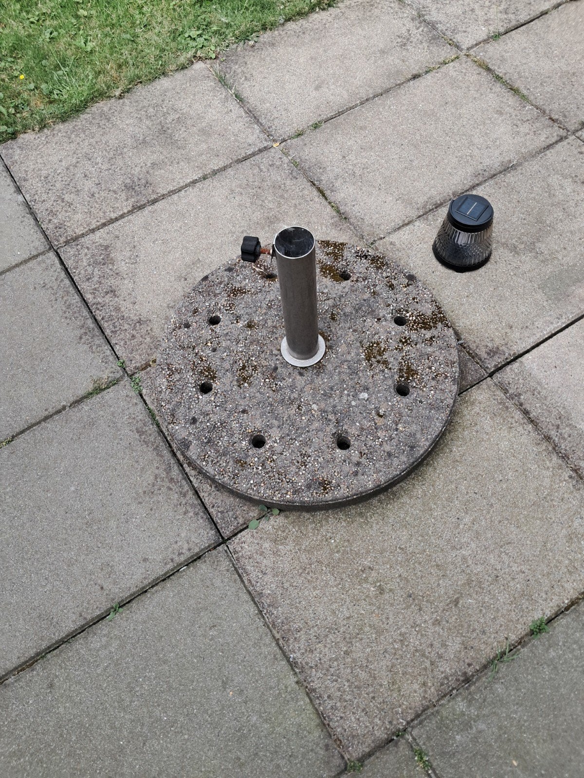 Gratis Stevige parasolvoet van beton, Tuin en Terras, Ophalen, Gebruikt, Minder dan 1 meter, Parasolvoet