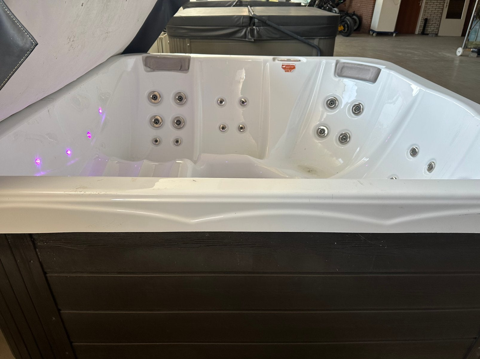 Wellis spa 5 persoons 2 ligplaatsen, Ophalen, Zo goed als nieuw, Pomp