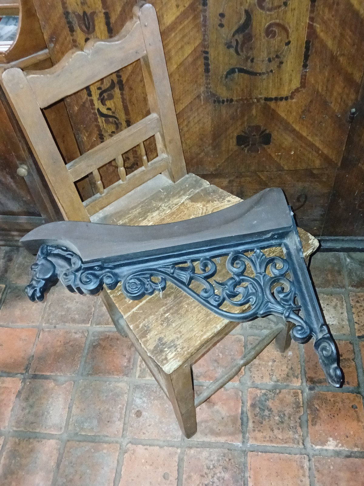 Antiek model zadeldrager met paardenhoofd. Manege, Ophalen