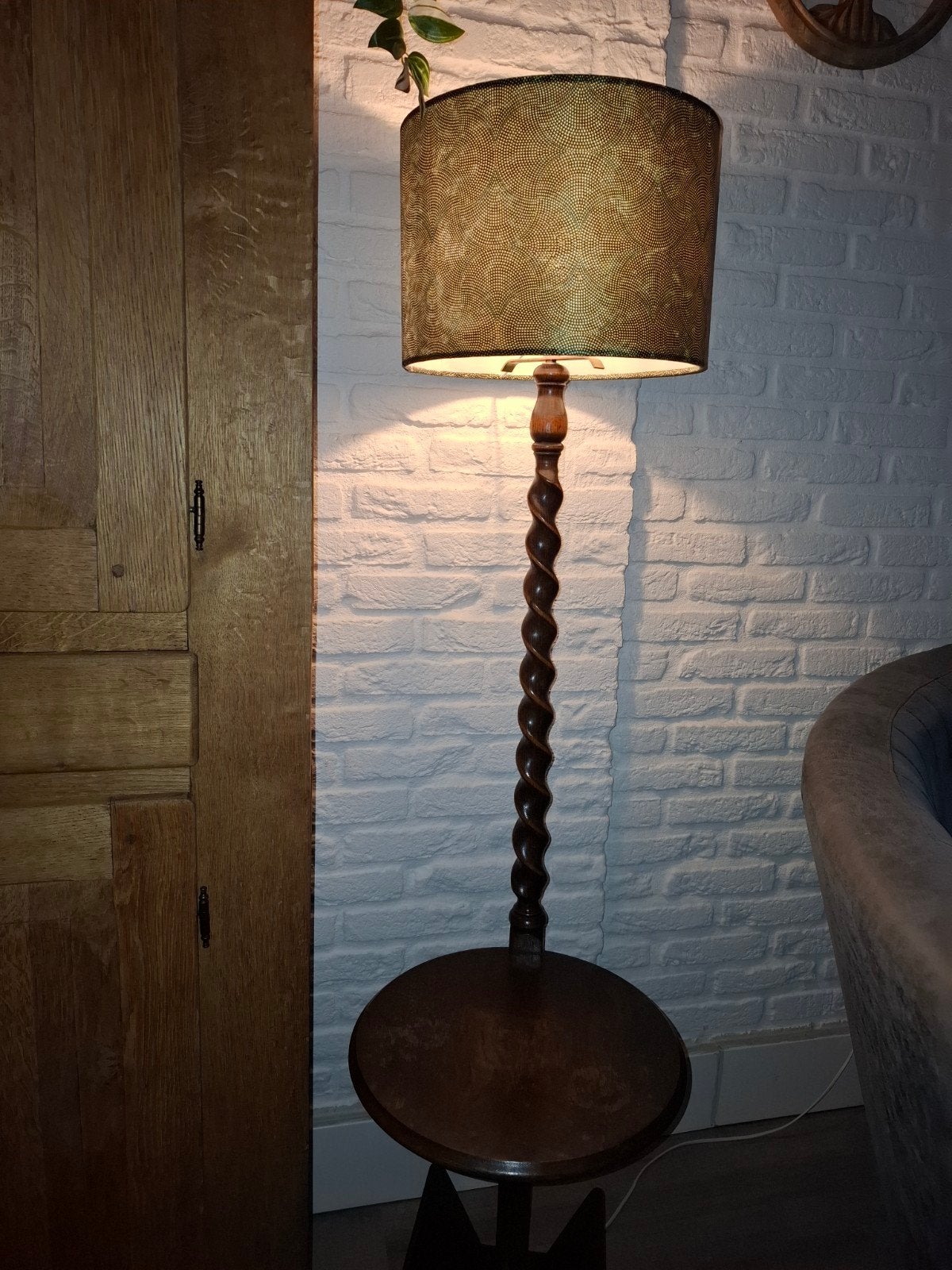 Vintage brutalistische vloerlamp met tafeltje, Huis en Inrichting, Lampen | Vloerlampen, Ophalen, Hout, 150 tot 200 cm