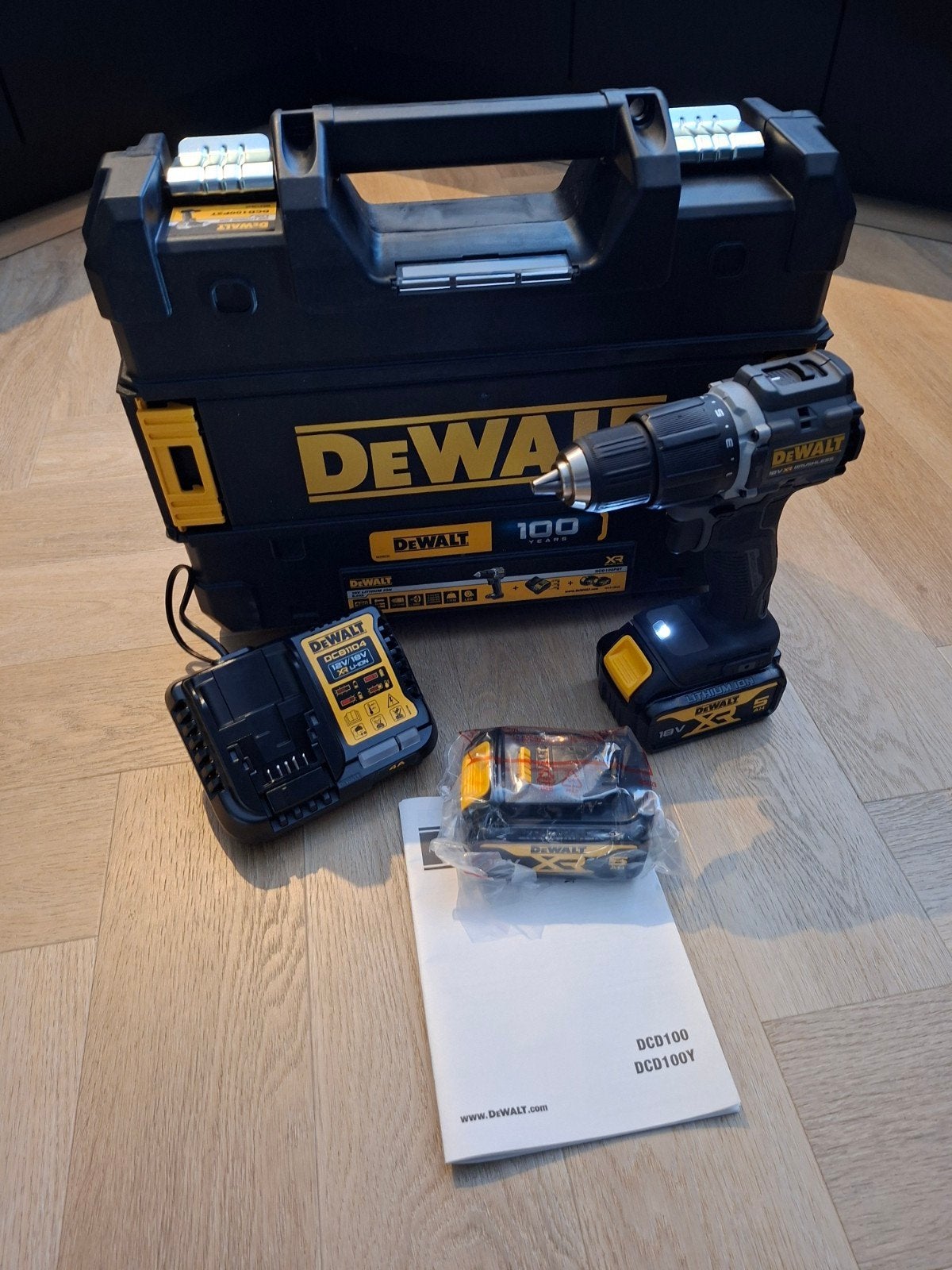 DeWalt DCD100P2T-QW Boor-/schroefmachine 18V  100 jaar edit, 600 watt of meer, Nieuw, Ophalen of Verzenden, Klopboormechanisme