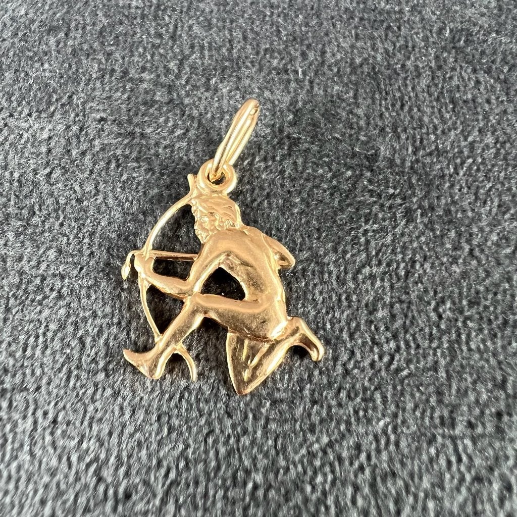 Gouden Hanger | 14k | 1,62g | boogschutter | 416087, Gebruikt, Ophalen of Verzenden, Kruis of Symbool, Goud