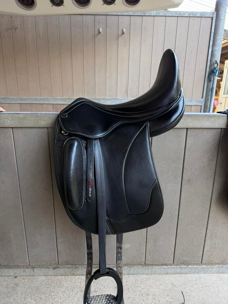RS Athena zadel - 17,5 inch - dressuurzadel met diepe zit, Dieren en Toebehoren, Paarden en Pony's | Zadels, Ophalen, Zo goed als nieuw