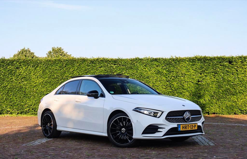 Mercedes-Benz A250e AMG Nightpakket  camera panorama dak, Auto's, 4 cilinders, 160 pk, Wit, Plug-in hybride