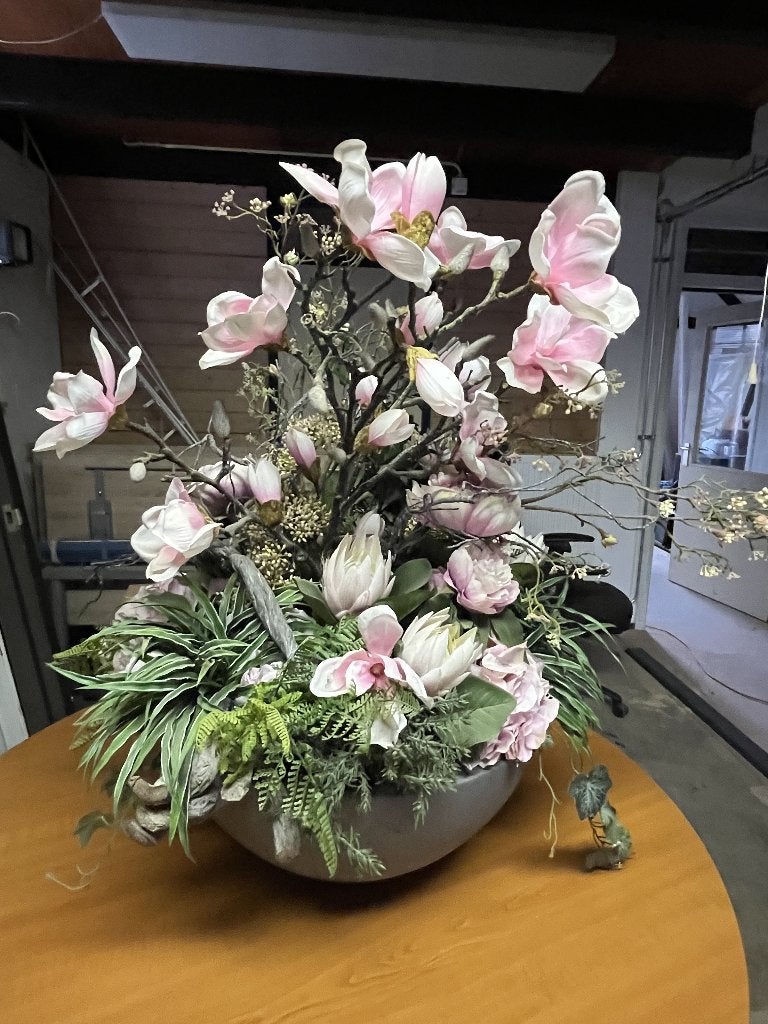 Groot bloemstuk met roze en witte kunstbloemen., Ophalen, Binnen, Gebruikt, 90 cm