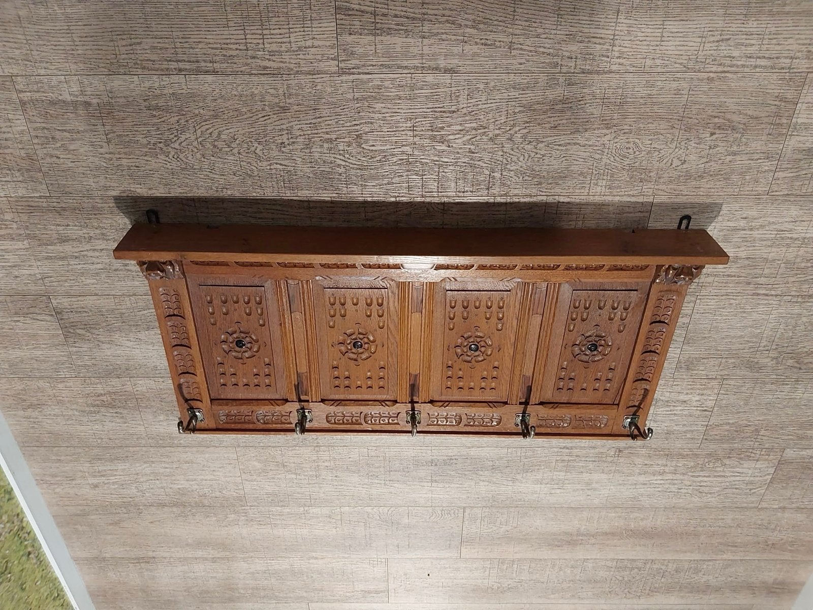 Antieke houten wandkapstok met sierlijk houtsnijwerk, Huis en Inrichting, Gebruikt, Minder dan 100 cm, Hout, Ophalen