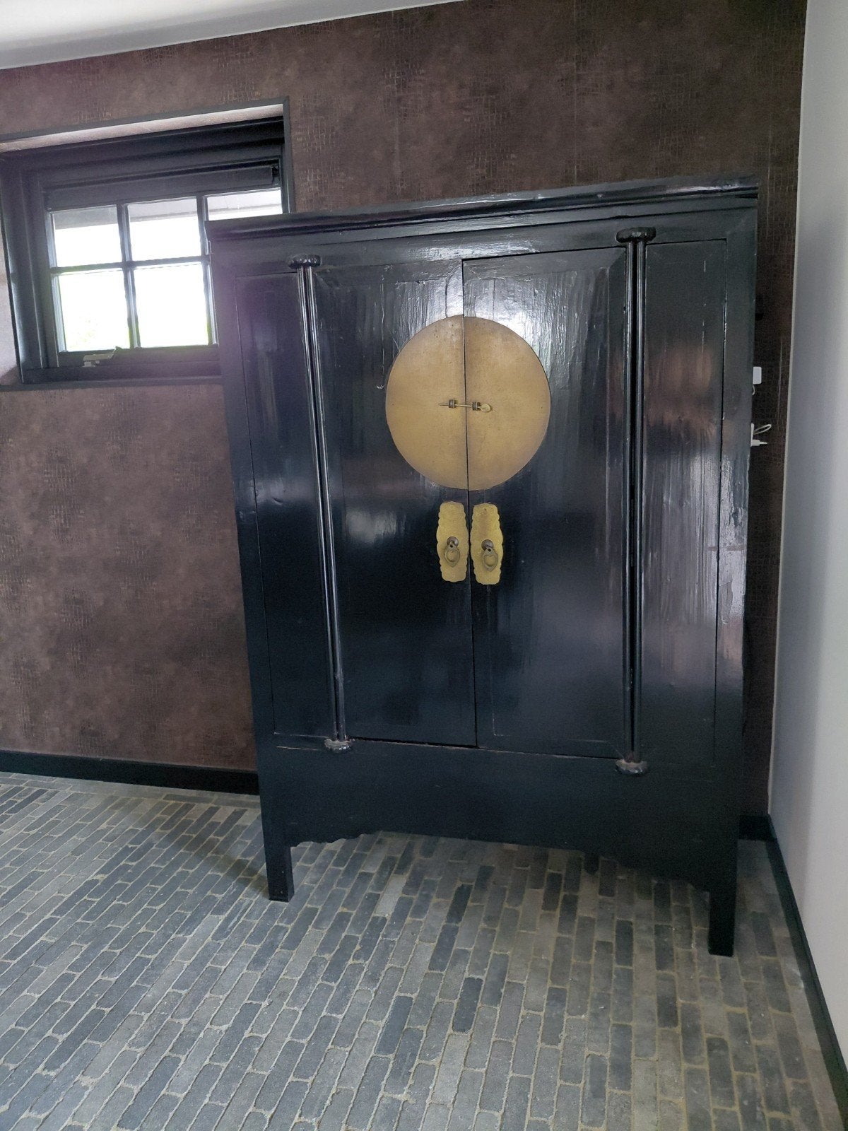 Antieke Chinese kast, zwart met messing beslag, Antiek en Kunst, Ophalen