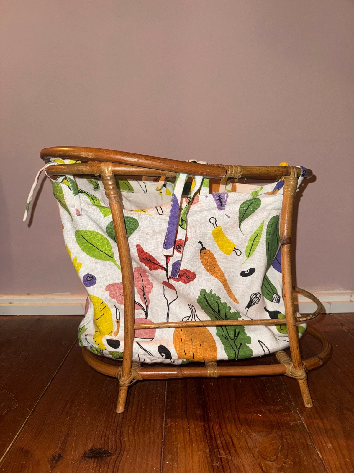 *SALE* Vintage rattan magazine rack with fabric basket, Huis en Inrichting, Woonaccessoires | Kisten, Ophalen, Overige materialen
