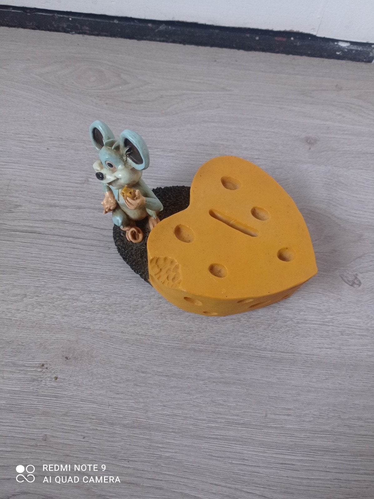 Keramische spaarpot Zwitserse kaas met muis, Ophalen of Verzenden, Gebruikt, Steen, Aardewerk of Keramiek, Dier