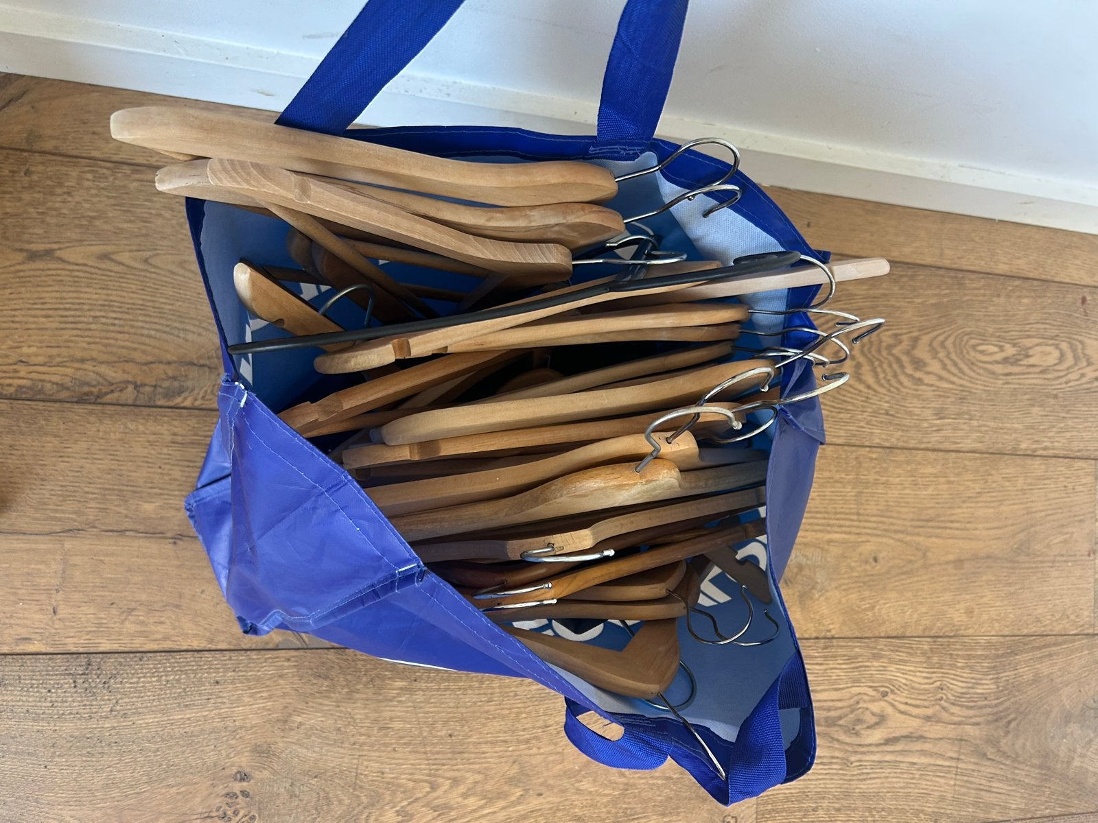 Houten kledinghangers in blauwe tas, Ophalen, Gebruikt, Hout, Kinderen en Volwassenen