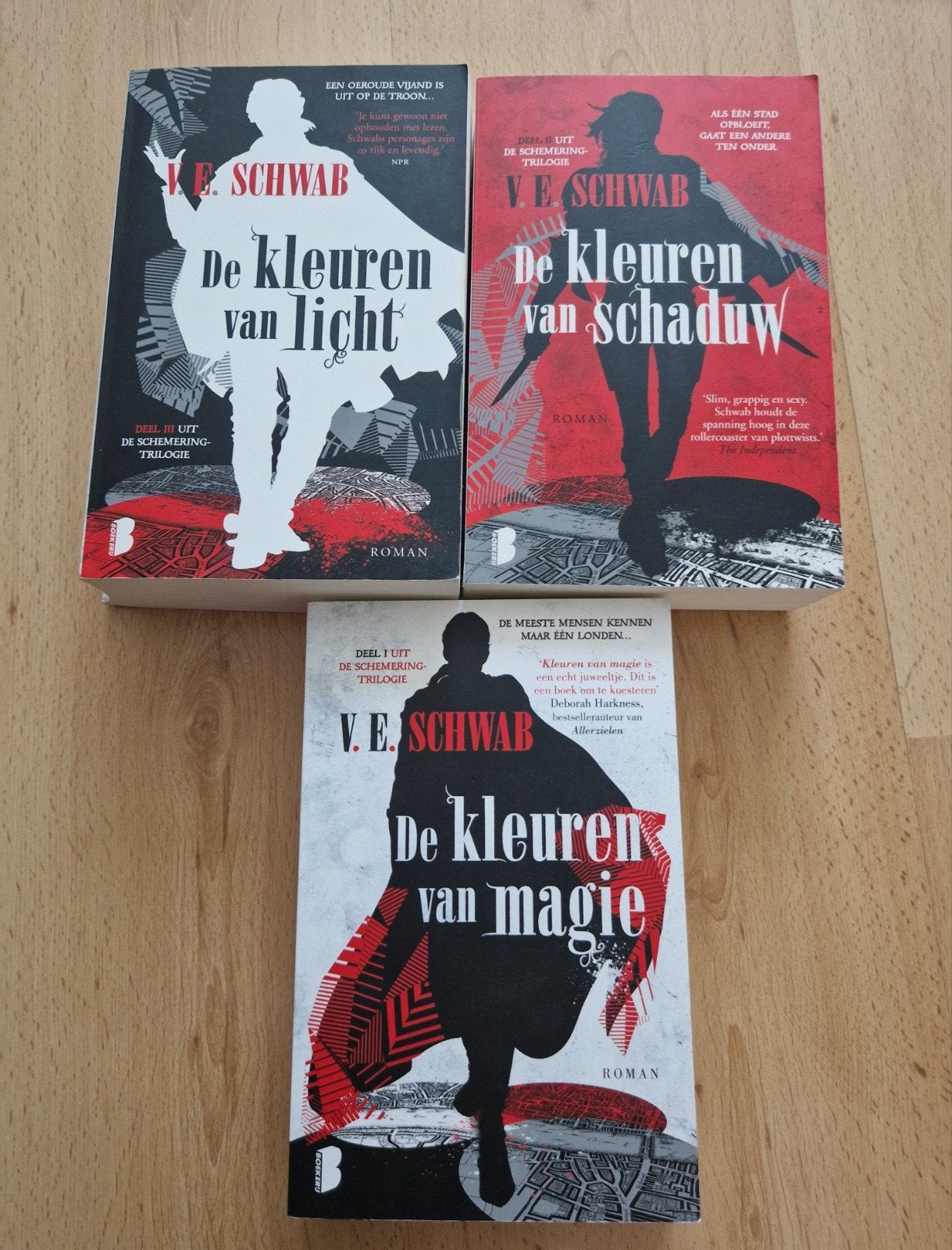 boeken v e schwab schemering 1 2 3 kleuren magie licht, Boeken, Ophalen of Verzenden, Zo goed als nieuw