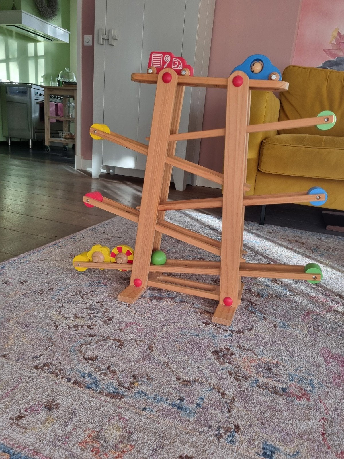 Houten autobaan met auto's en ballen - Zo goed als nieuw, Ophalen of Verzenden, Zo goed als nieuw, Rij- of Hobbelspeelgoed