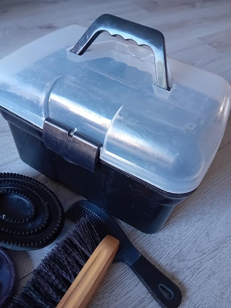 Poetskistje met borstels, Ophalen