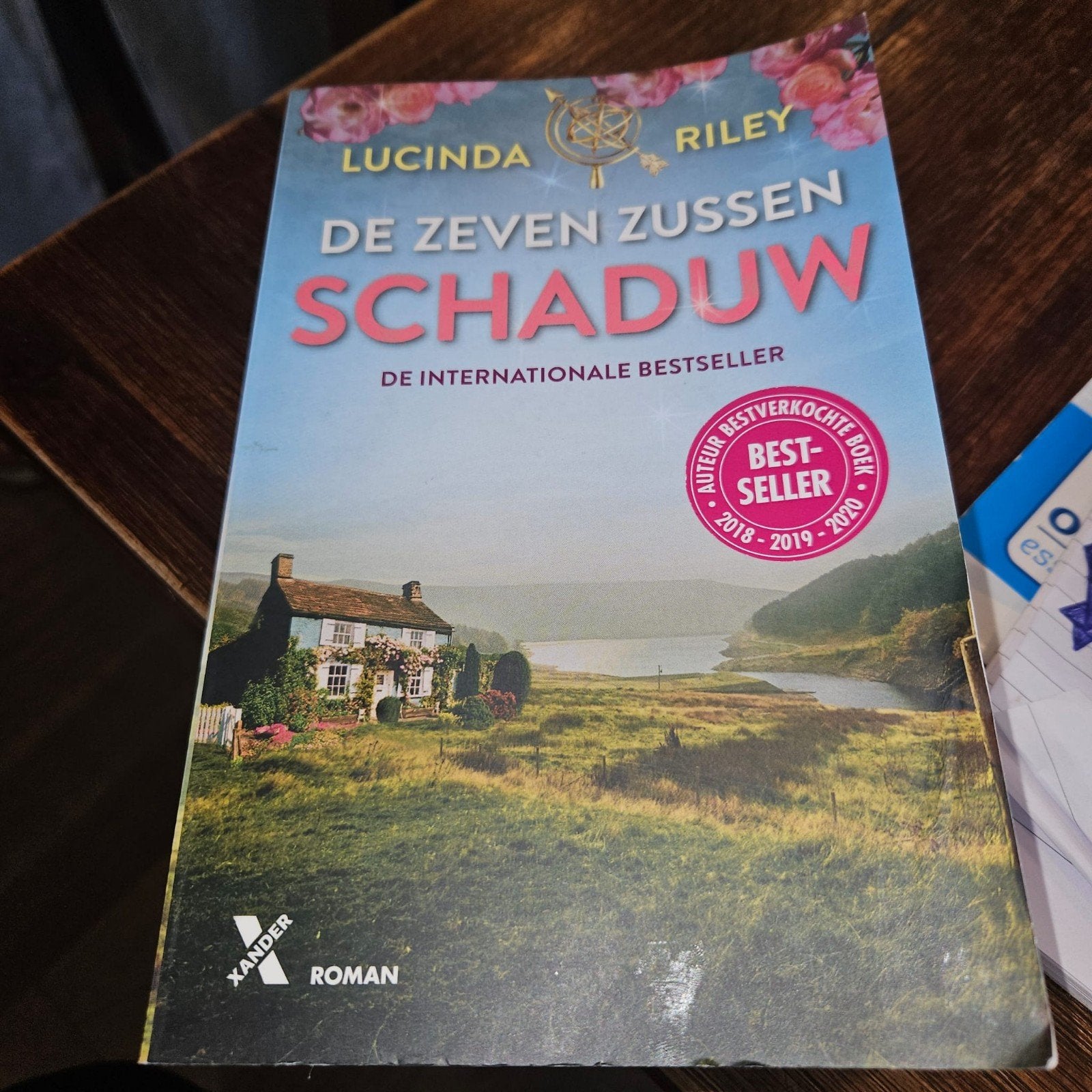 De Zeven Zussen: Schaduw - Lucinda Riley (Roman), Ophalen of Verzenden, Gelezen, Lucinda Riley