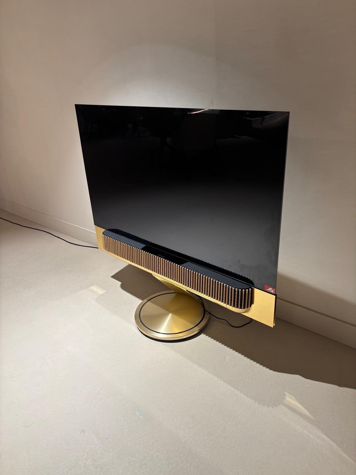 Bang & Olufsen BeoVision Theatre  65” gold motorvloerstand, Overige merken, OLED, Ophalen of Verzenden, Zo goed als nieuw