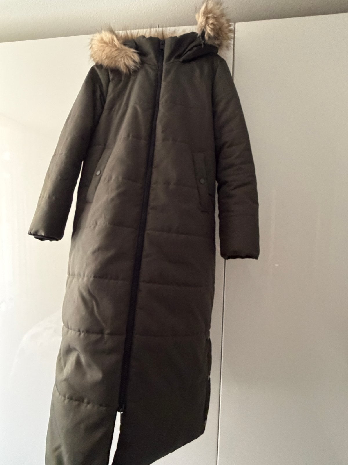 Lange gewatteerde jas met capuchon en bontkraag, Kleding | Dames, Jassen | Winter, Ophalen of Verzenden, Zo goed als nieuw, Maat 42/44 (L)
