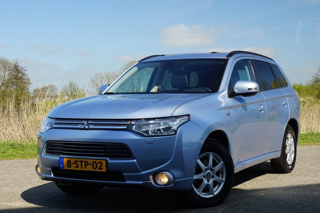 Mitsubishi Outlander 2.0 PHEV Instyle+ | Cool Silver Metalli, Auto's, Mitsubishi, 4 cilinders, Blauw, Leder en Stof, Hybride Elektrisch/Benzine
