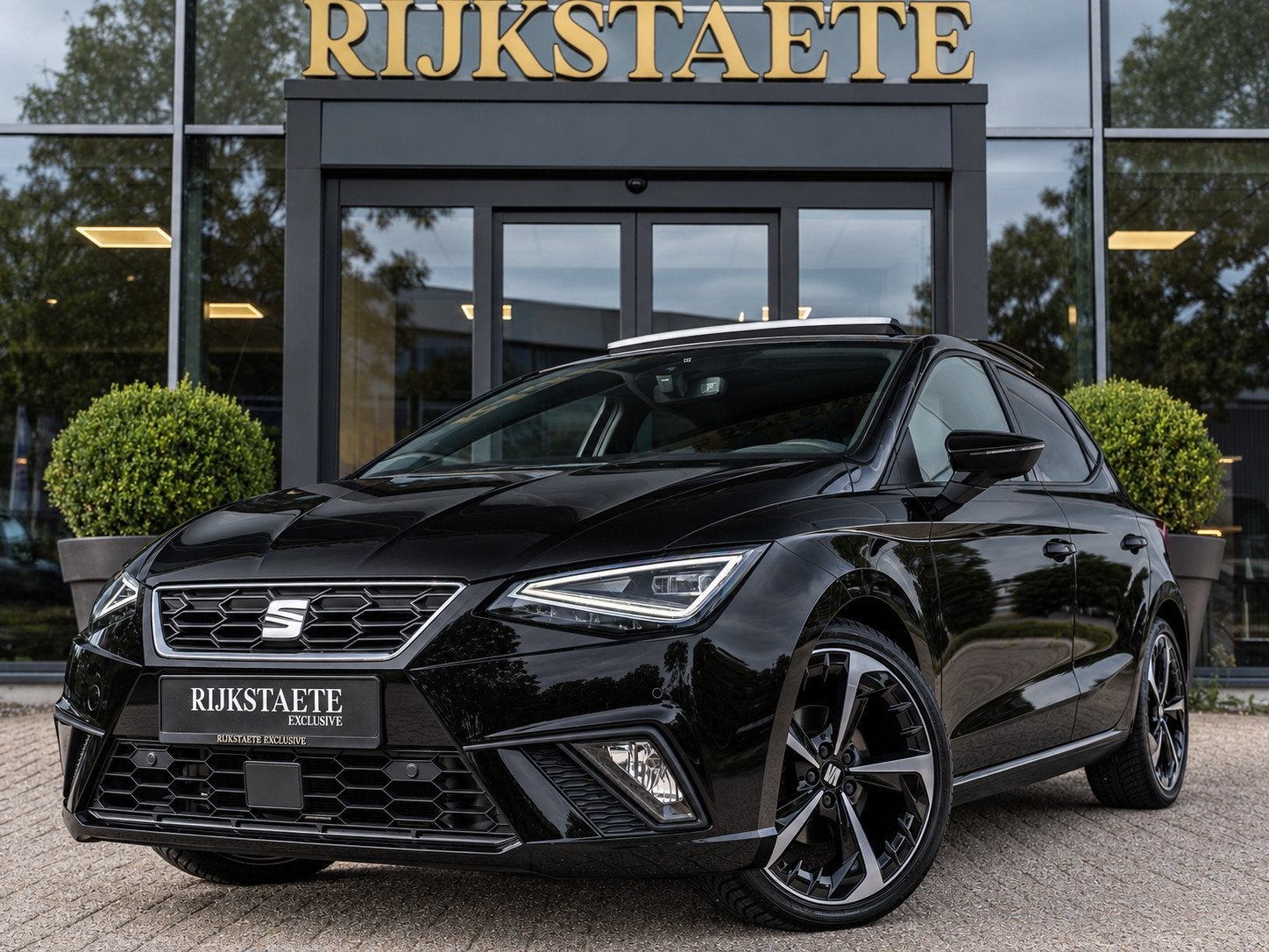 Seat Ibiza 1.5 TSI Sport|PANO|CAM|APP|ACC|18''|STOELVW.|NAVI, Auto's, Zwart, 4 cilinders, Leder en Stof, Bedrijf
