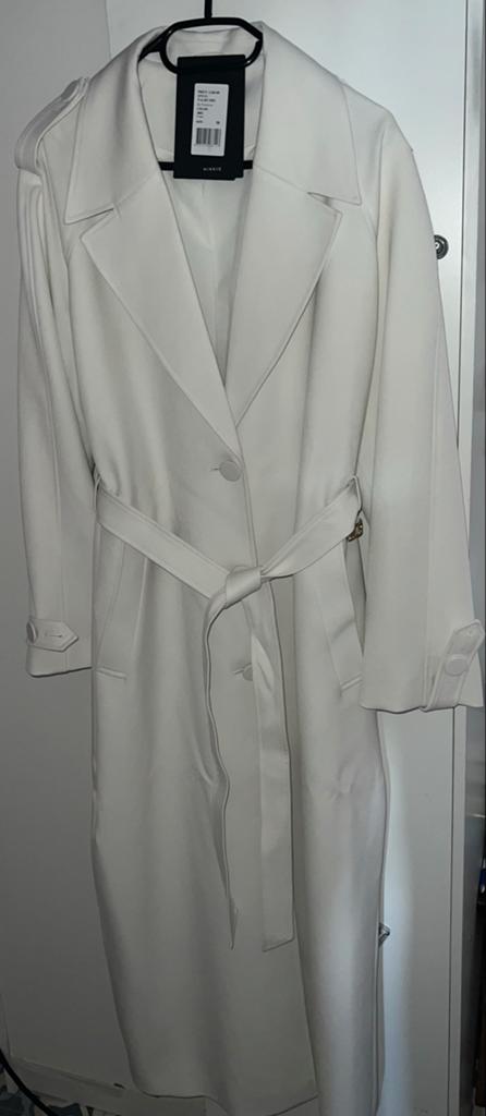 Nikkie trenchcoat nieuw met kaartjes maat 38, Kleding | Dames, Ophalen of Verzenden, Nieuw, Maat 38/40 (M), Wit
