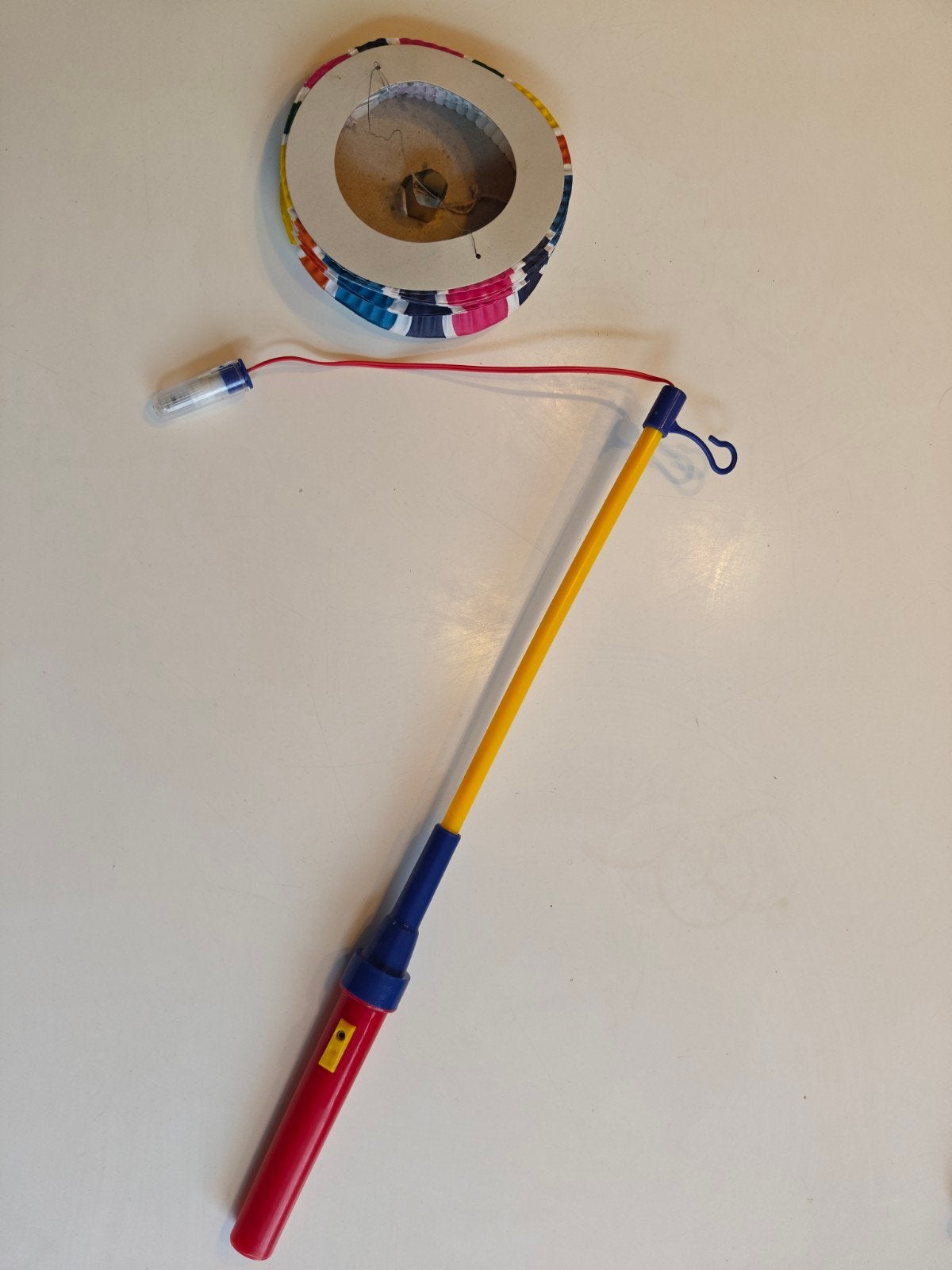 Lampion met stokje en lampje, werkt perfect, Hobby en Vrije tijd, Ophalen, Gebruikt, Meerkleurig, Papier of Karton