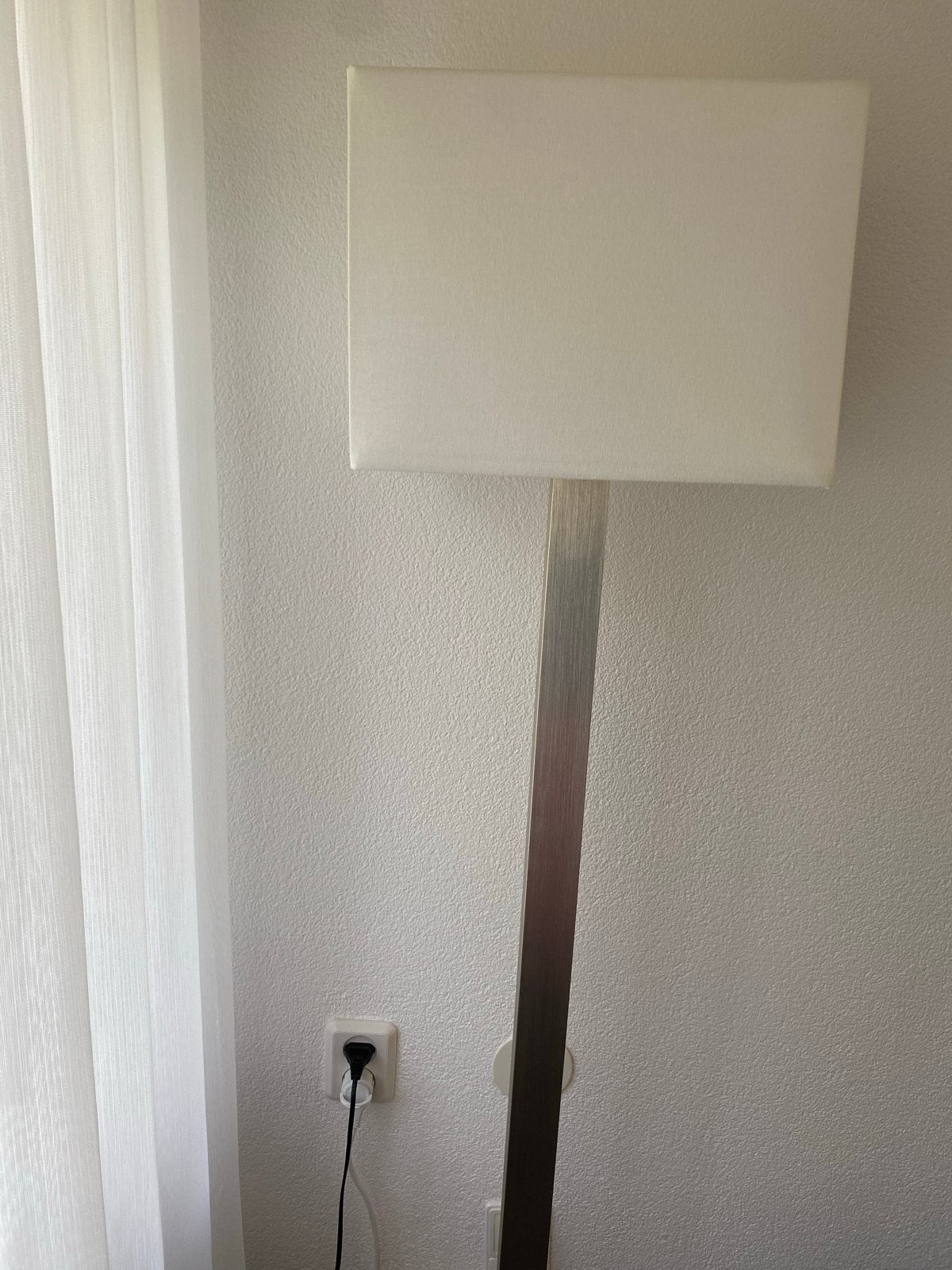Moderne staande lamp met witte kap, Gebruikt, Metaal, 150 tot 200 cm, E27 (groot)