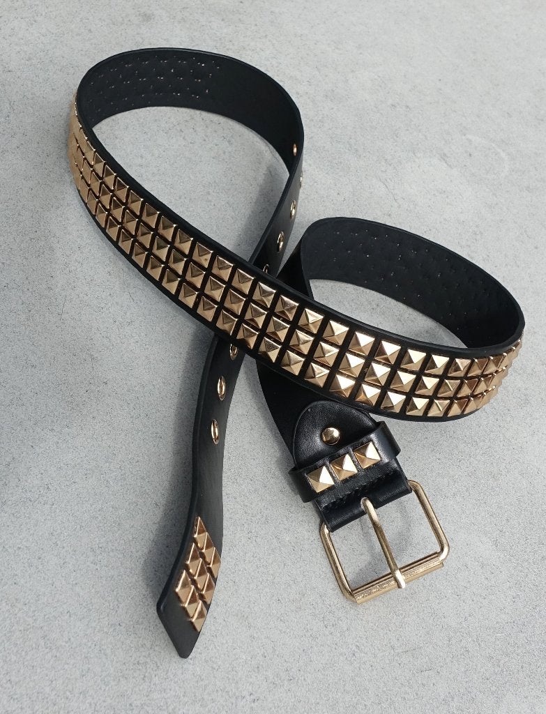 Zwarte riem met goudkleur studs 110 x 3,8 cm - ongebruikt, Zwart, Nieuw, Tailleriem, Ophalen of Verzenden