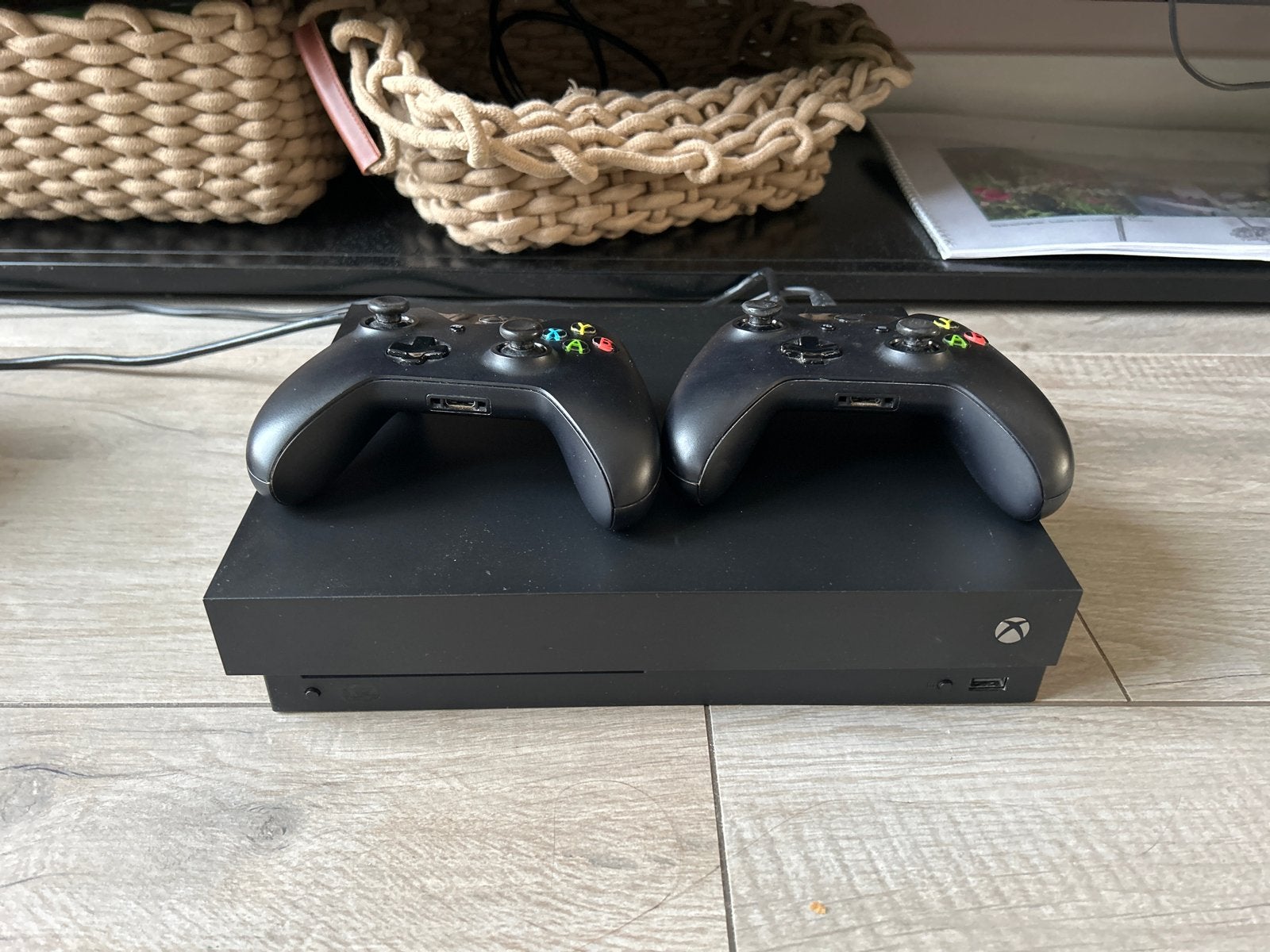 Xbox One X,1TB met 2 controllers, Spelcomputers en Games, Ophalen, Met 2 controllers, Zo goed als nieuw, 1 TB