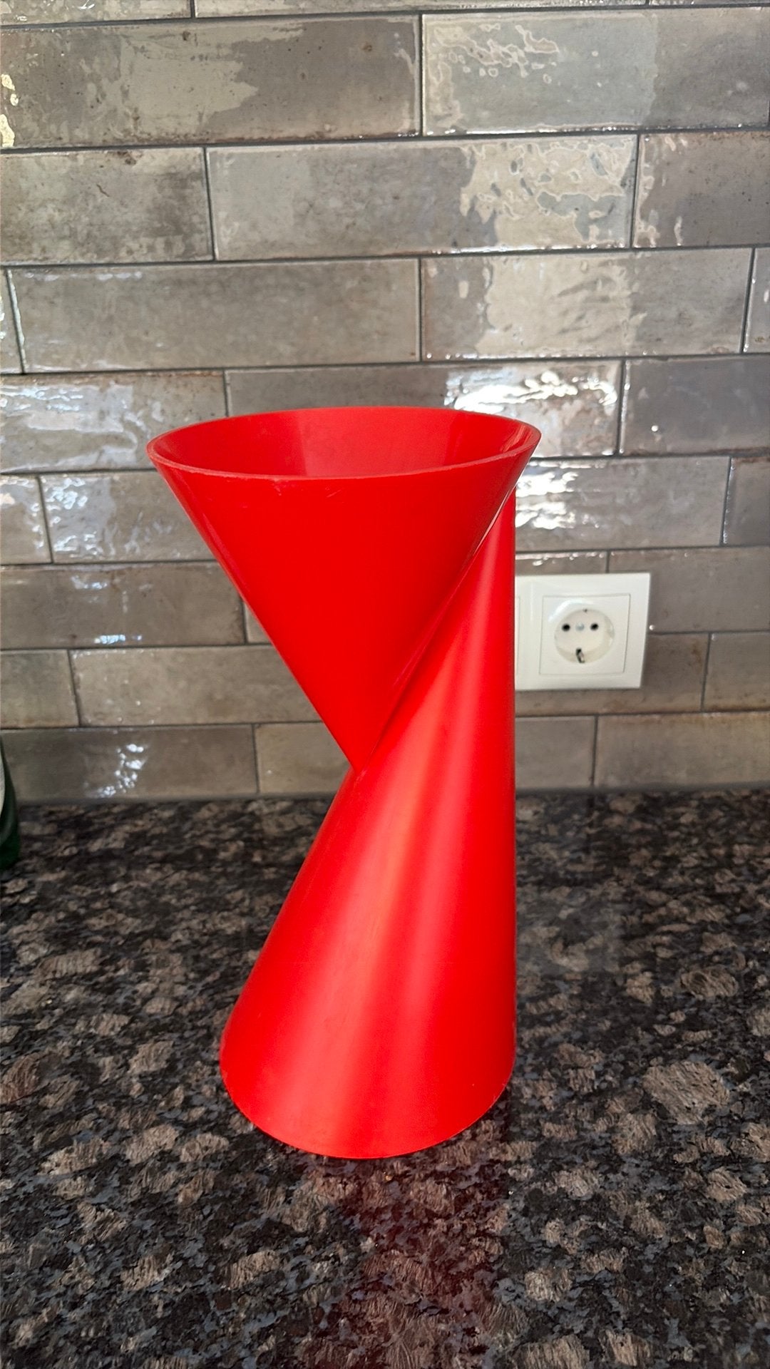 Rode kunststof vaas Paul Baars, 30 cm, Vaas, Ophalen of Verzenden, Rood
