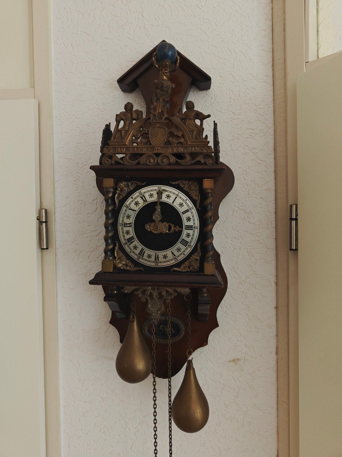 Antieke Friese Staartklok met Bronzen Ornamenten, Ophalen