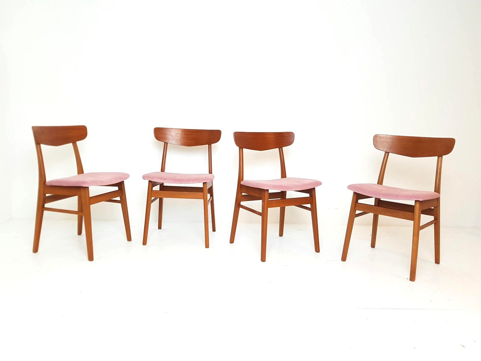 4 vintage farstrup stoelen roze corduroy rib nieuw bekleed, Huis en Inrichting, Ophalen of Verzenden, Gebruikt, Overige kleuren
