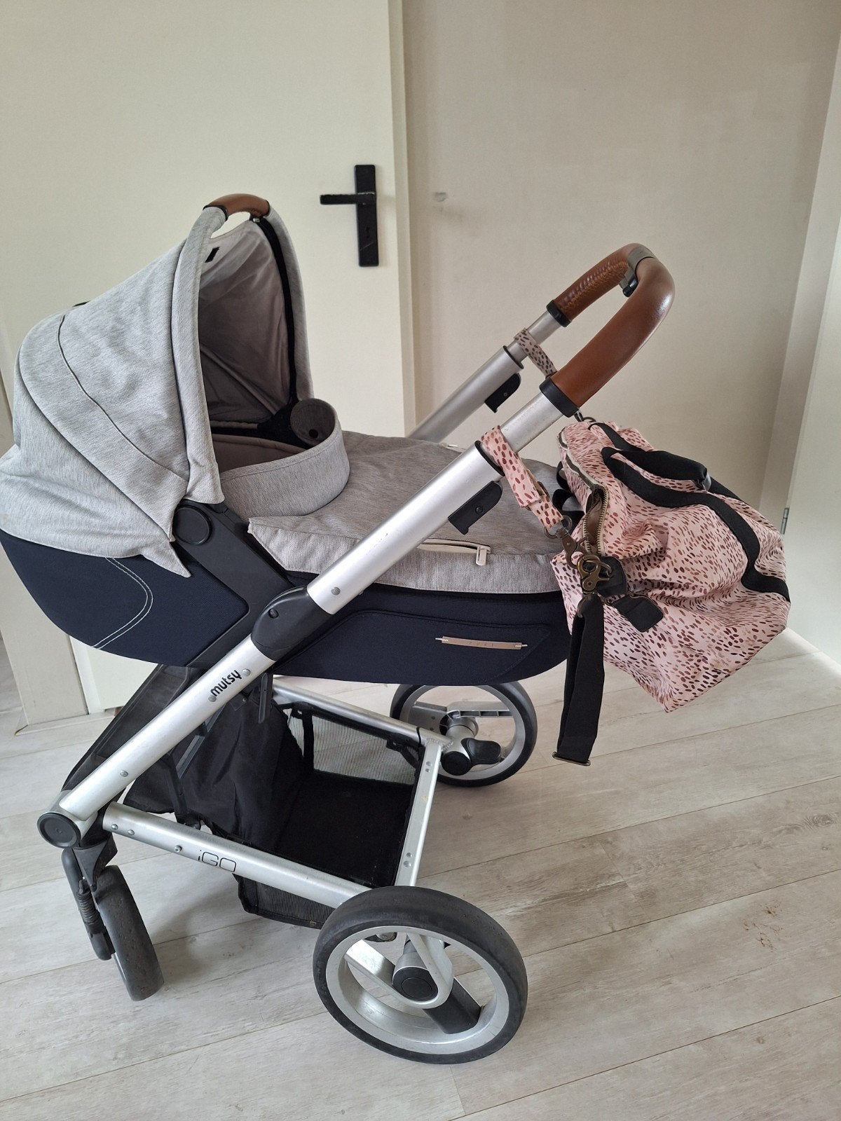 Zeer mooie kinderwagen zitgedeelte en reiswieg van Mutsy, Gebruikt, Mutsy, Verstelbare duwstang, Ophalen